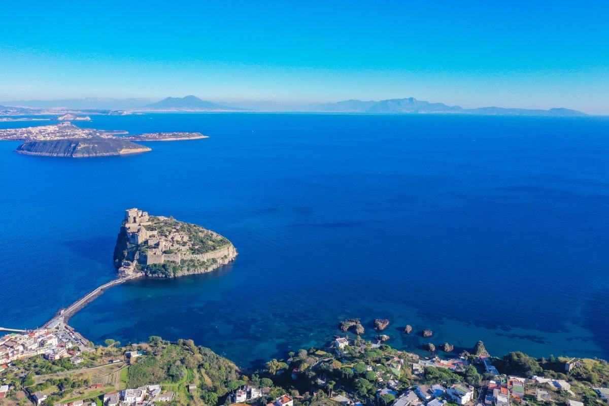Il Castello Aragonese di Ischia: vista aerea drone
