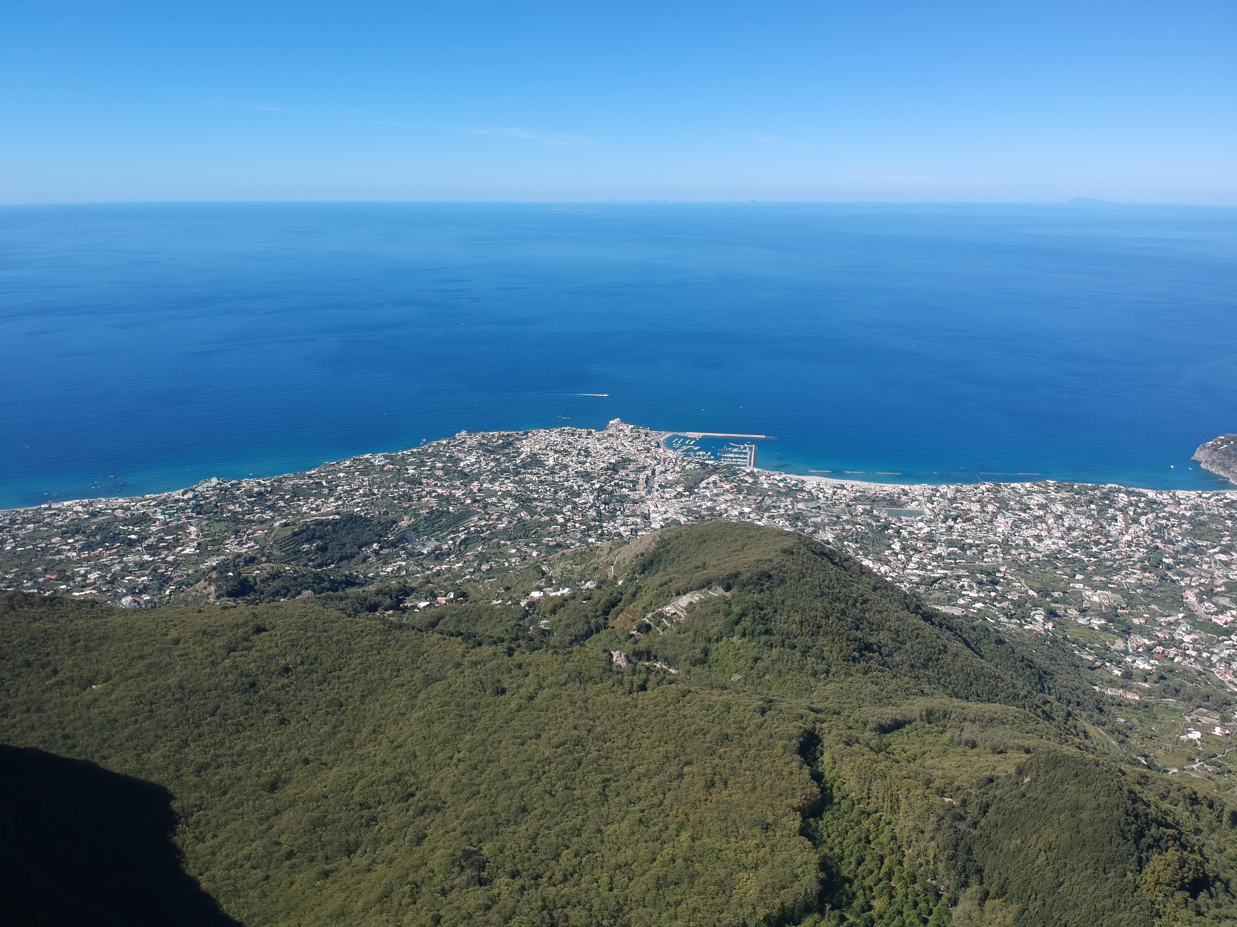 Vetta del Monte Epomeo a Ischia vista dal drone — paesaggio vulcanico