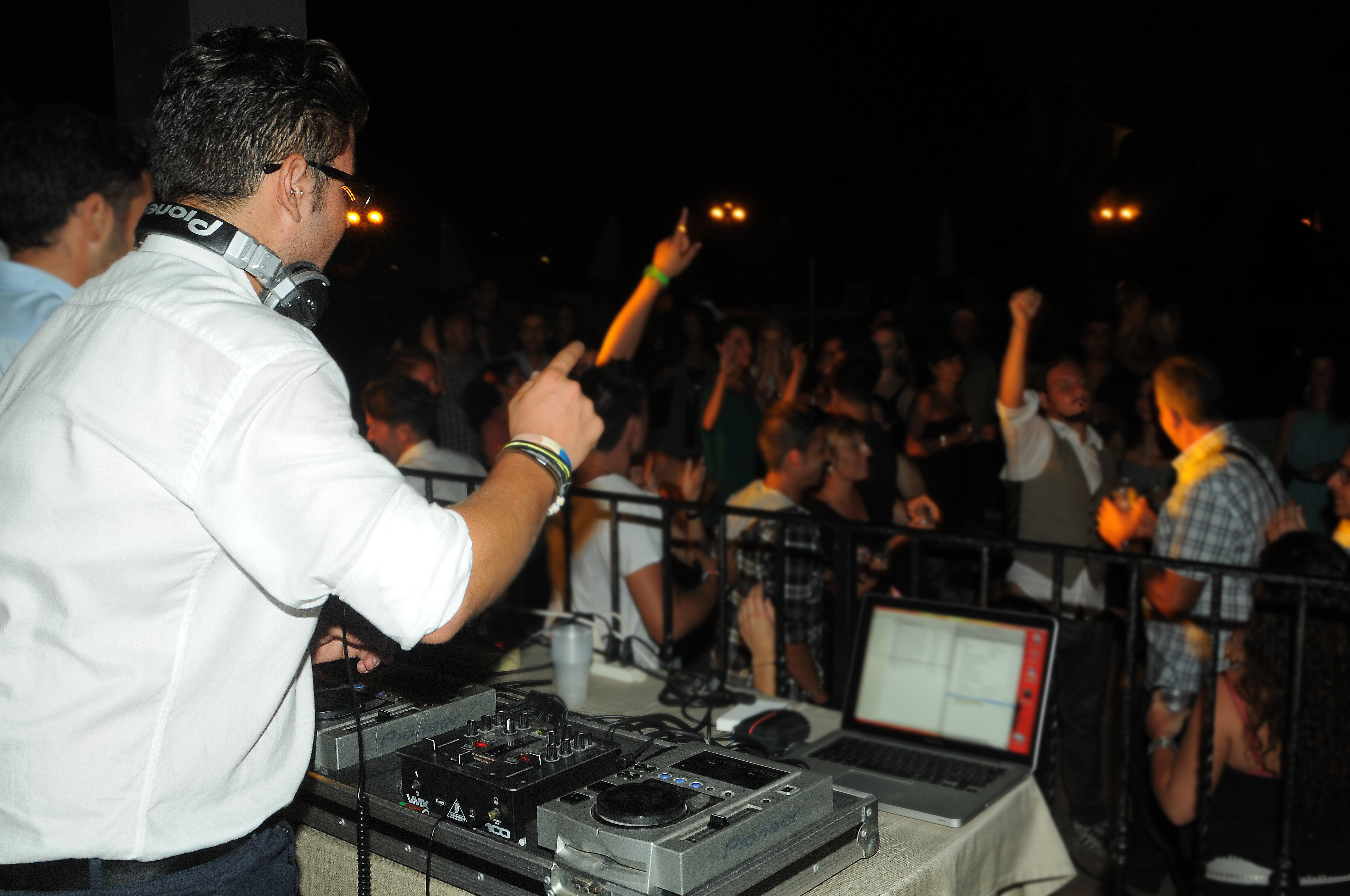 Ischia Porto animata di notte — lungomare e locali illuminati