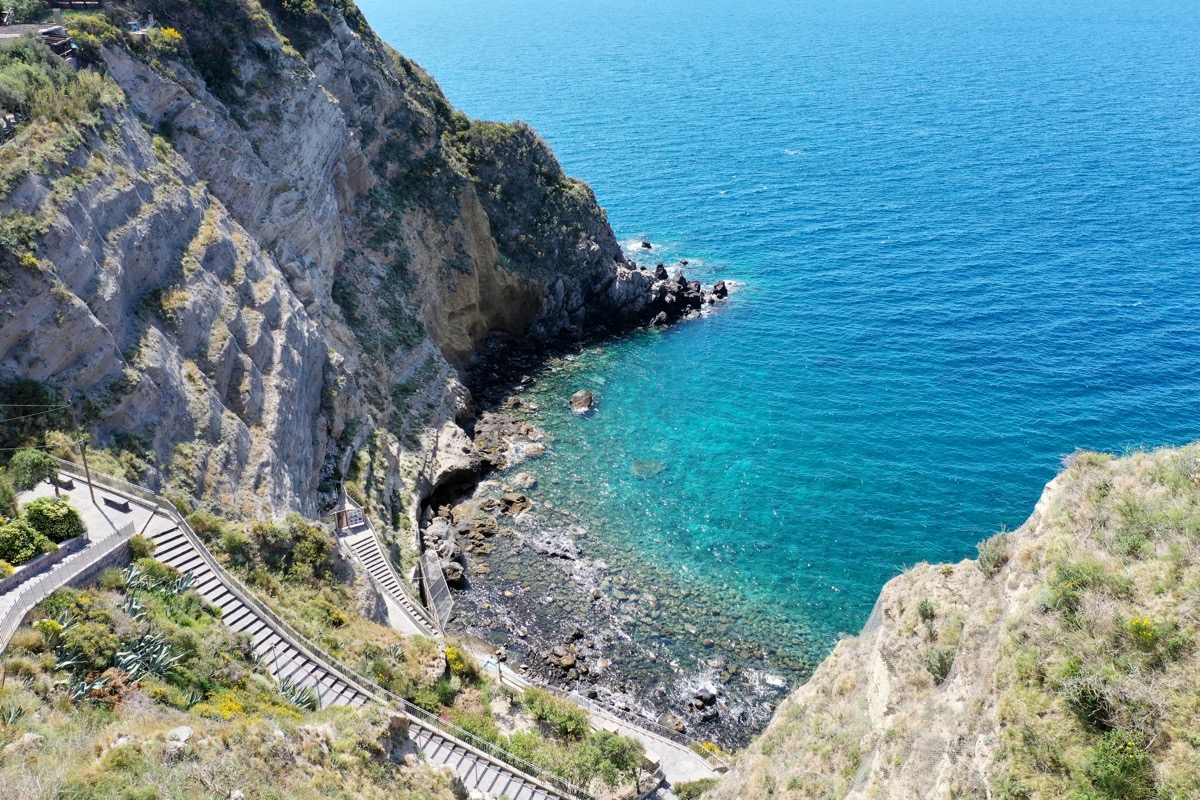 Ischia vista dal drone — l'isola vulcanica delle terme nel golfo di Napoli