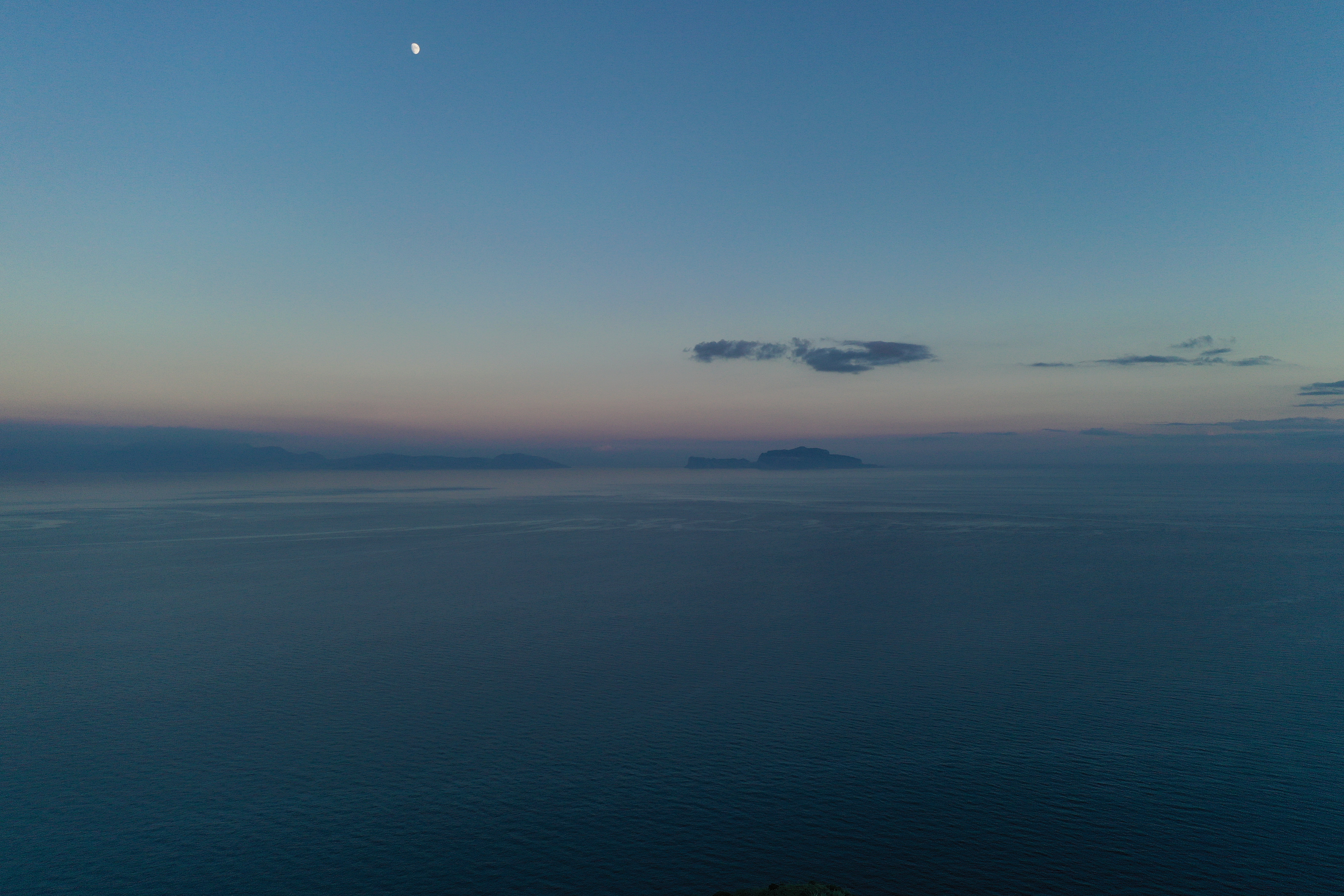 Vista panoramica a 360° dell'isola d'Ischia dall'alto — anello stradale e i 6 comuni