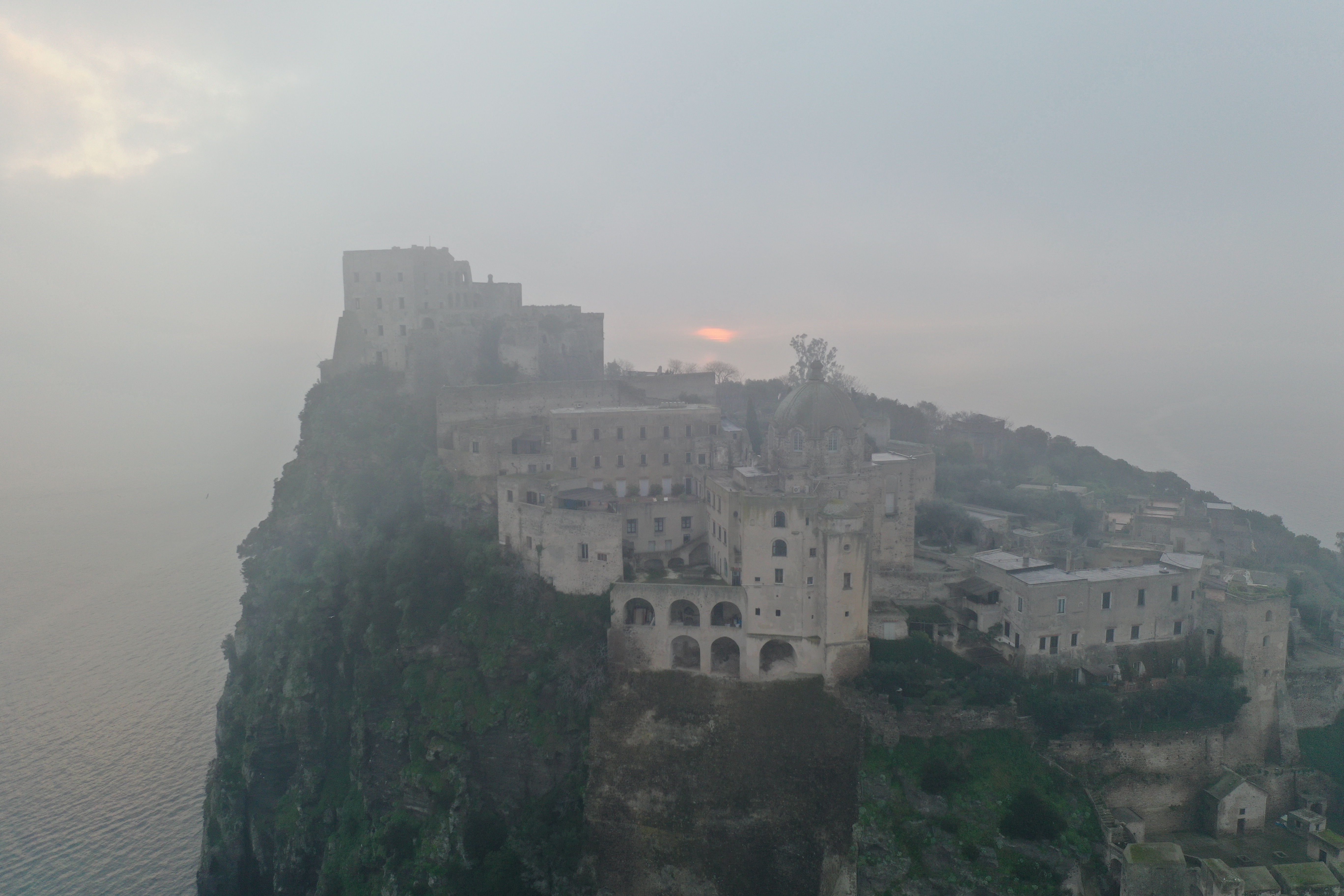 Vista aerea di Ischia Ponte con la Torre Guevara e il Castello Aragonese sullo sfondo