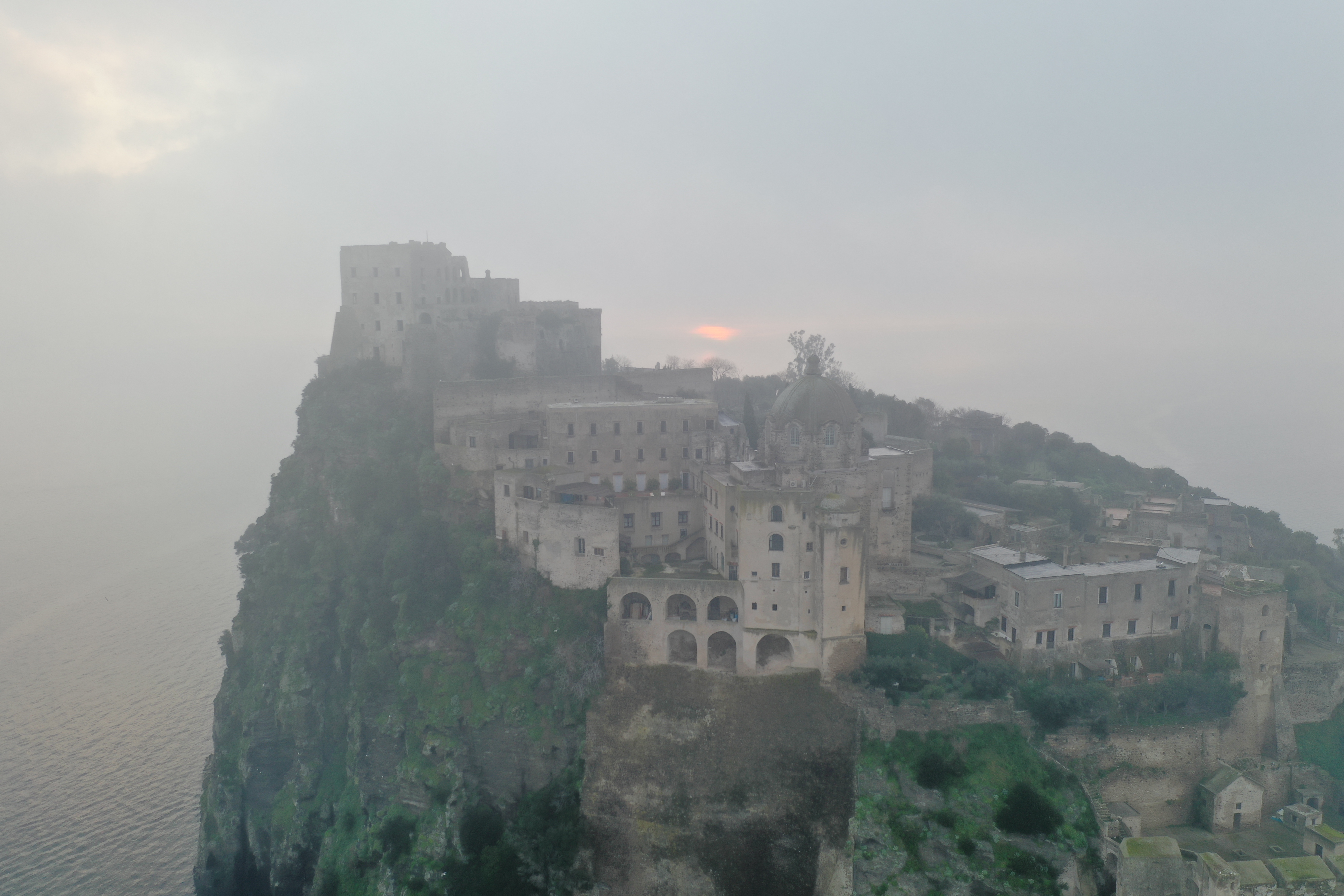 Strade di Ischia Ponte viste dal drone — percorsi e itinerari in scooter