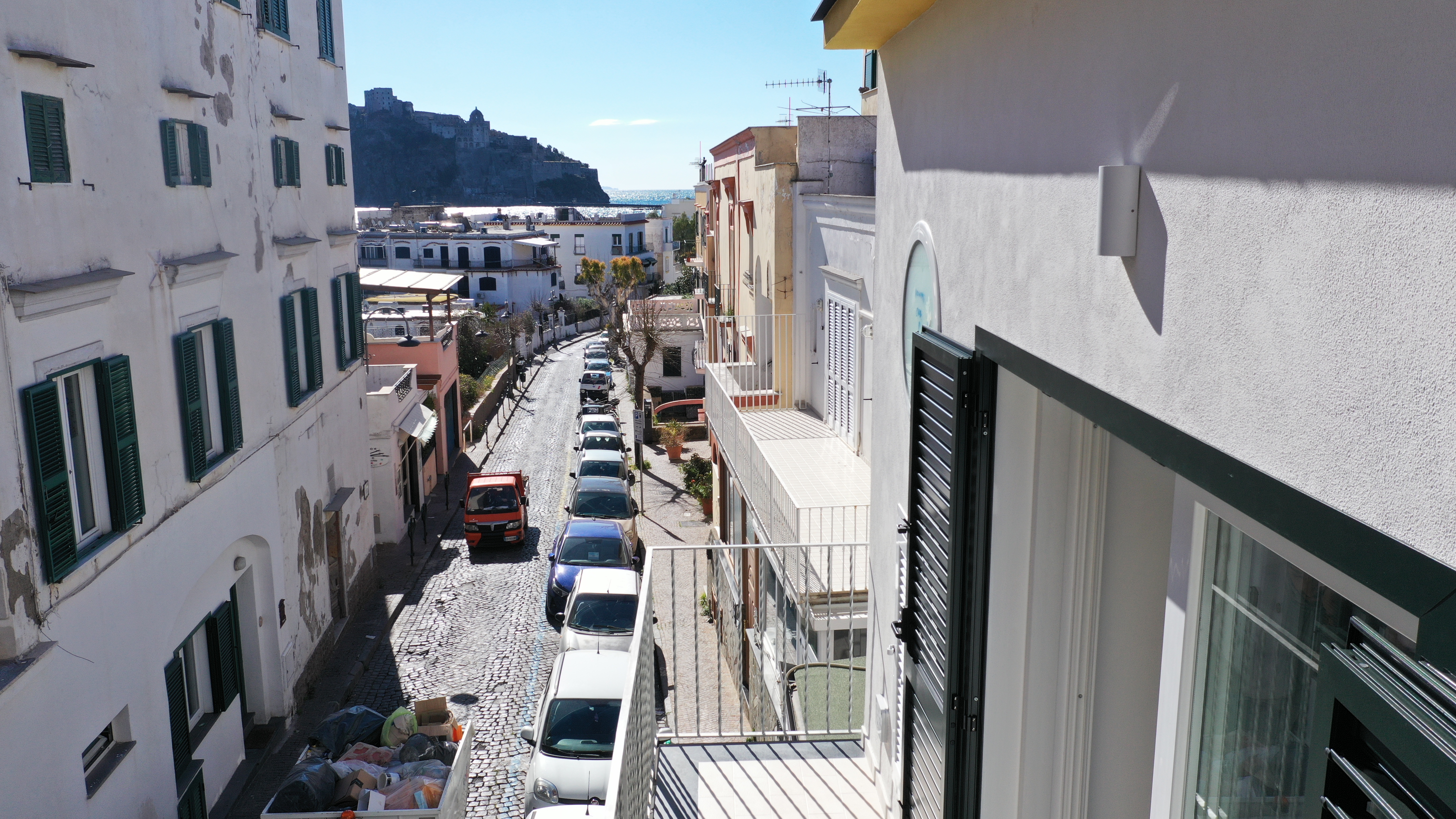 Porto di Ischia con traghetti e aliscafi