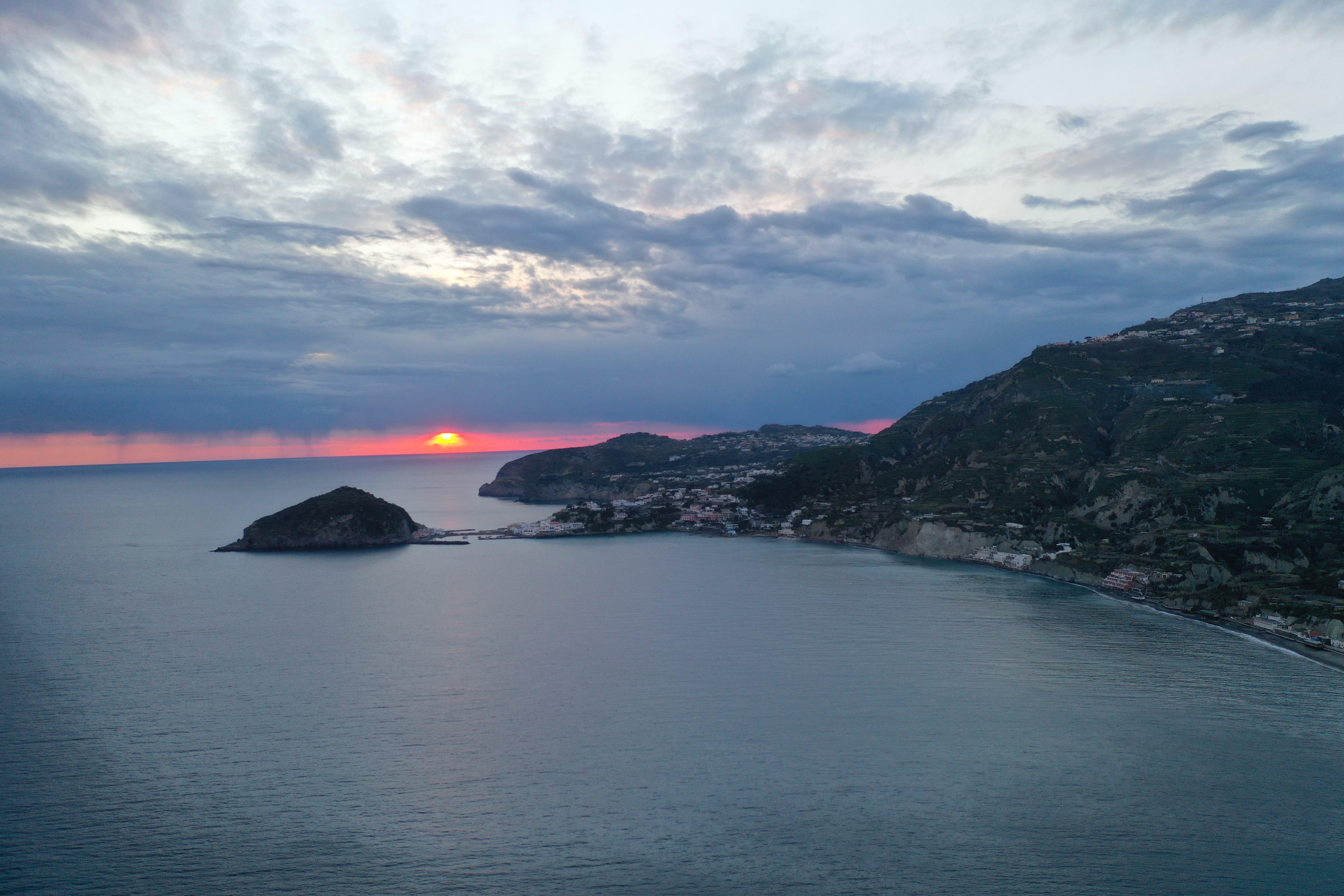 La spiaggia dei Maronti a Ischia — accesso alle Terme di Cavascura