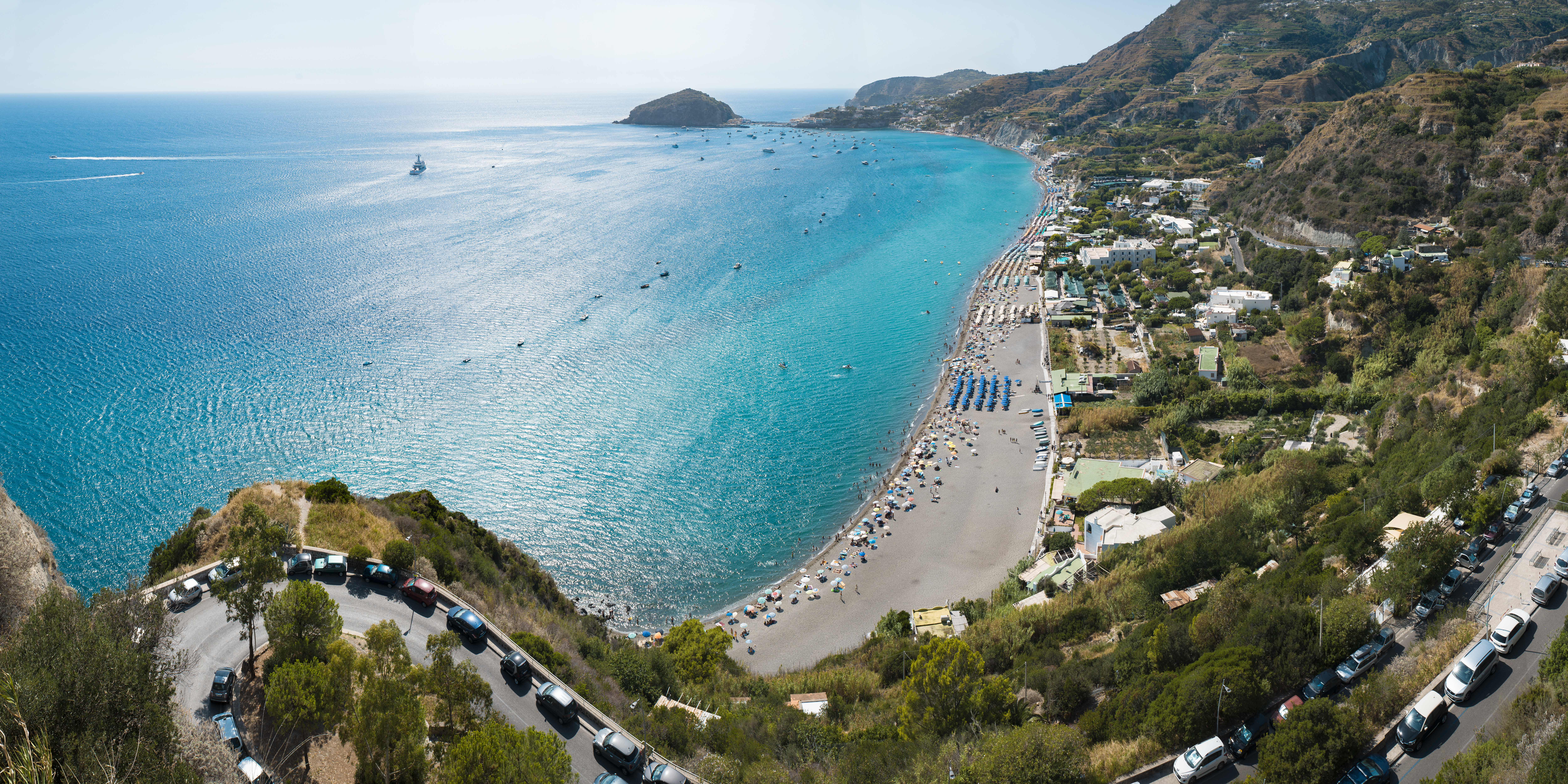Spiaggia dei Maronti a Barano d'Ischia — 2 km di sabbia nera vulcanica