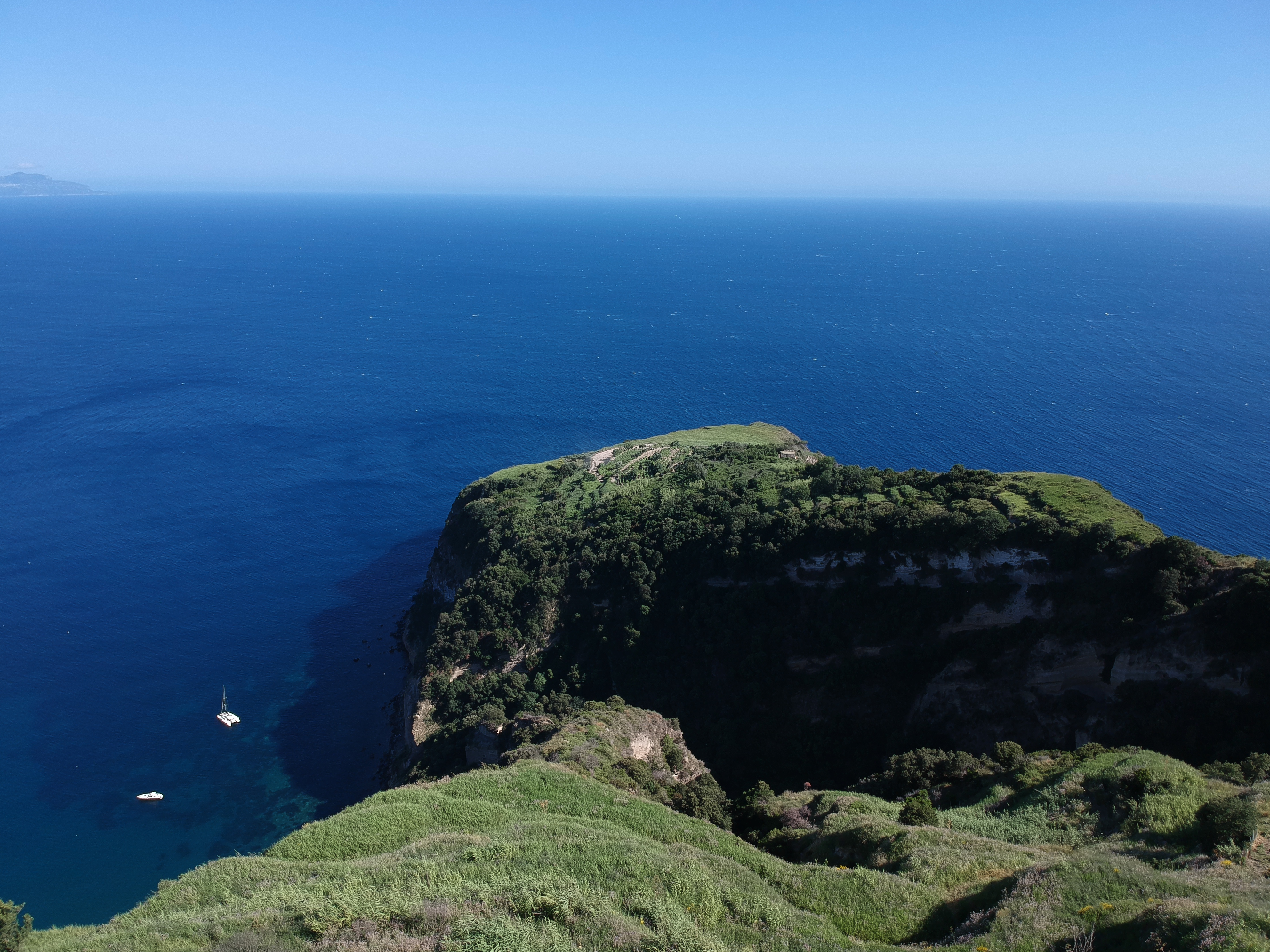 Sentiero escursionistico sul Monte Epomeo tra rocce di tufo