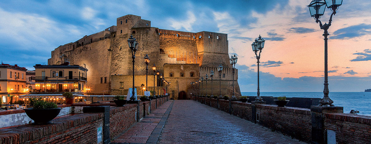 Castel dell'Ovo di Napoli — punto di partenza per gli aliscafi verso Ischia dal Molo Beverello