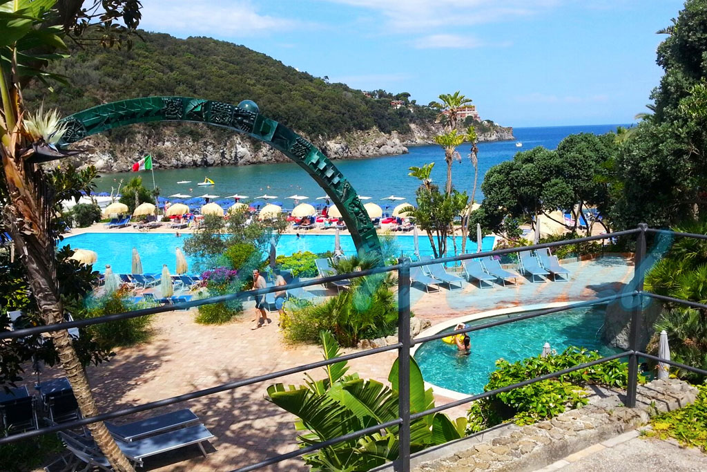 Parco Negombo a Lacco Ameno Ischia — piscine termali di design in un giardino tropicale