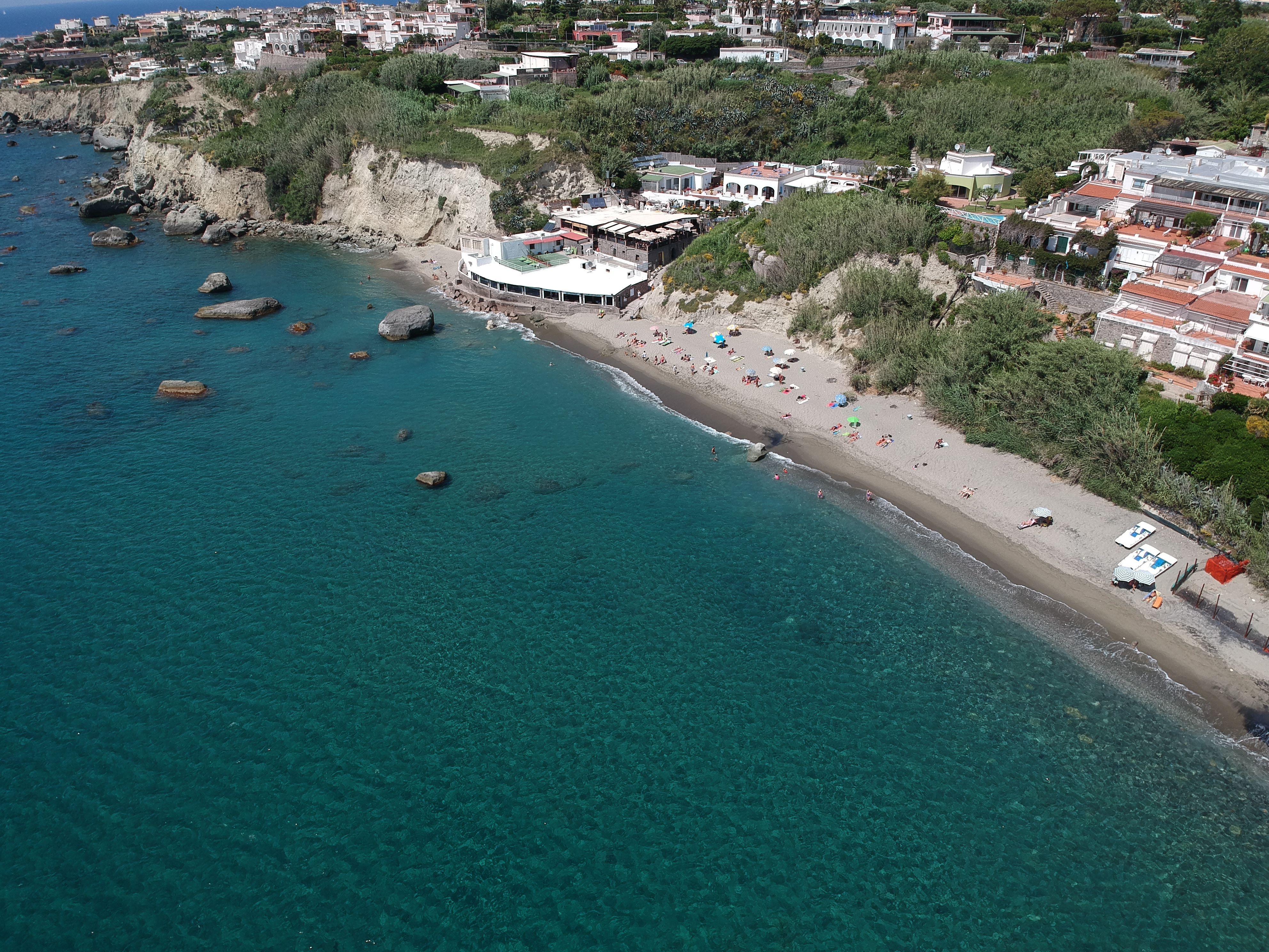 Piscine termali ai Giardini Poseidon di Ischia — vista panoramica sulla Baia di Citara
