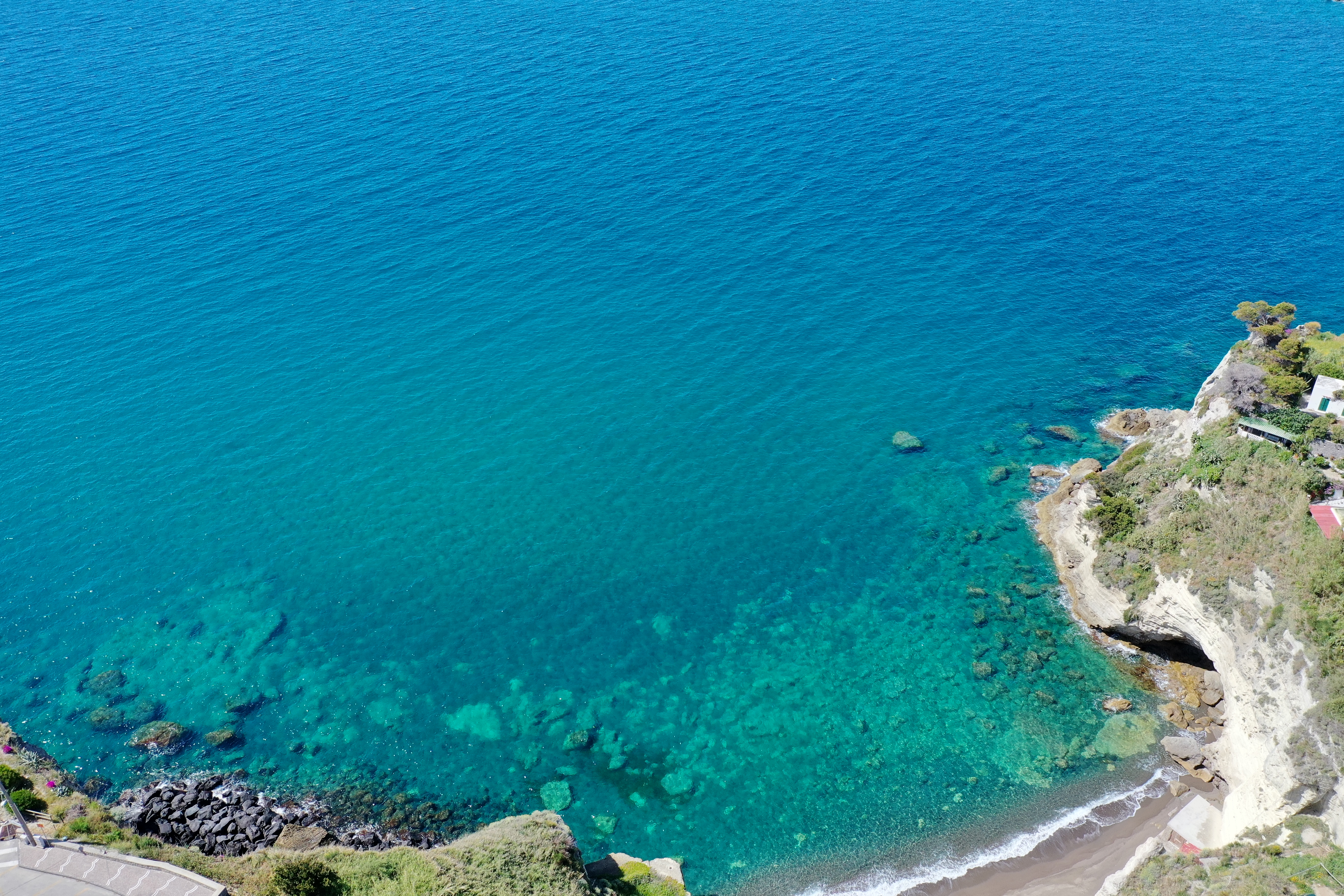 Sant'Angelo di notte visto dal drone — borgo illuminato sul promontorio