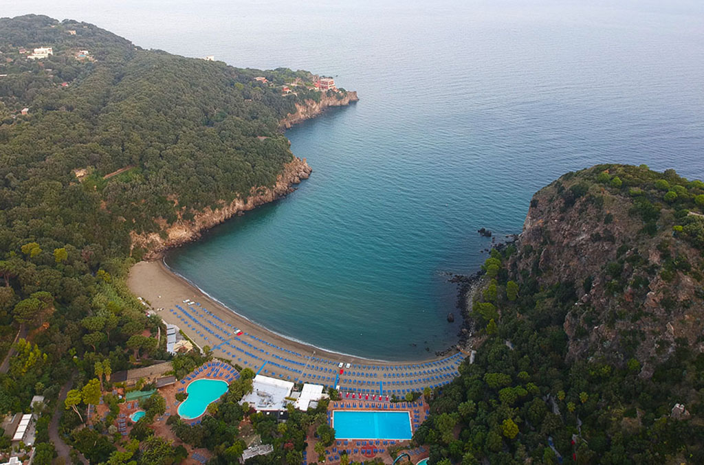 Baia di San Montano a Lacco Ameno, acqua verde cristallina