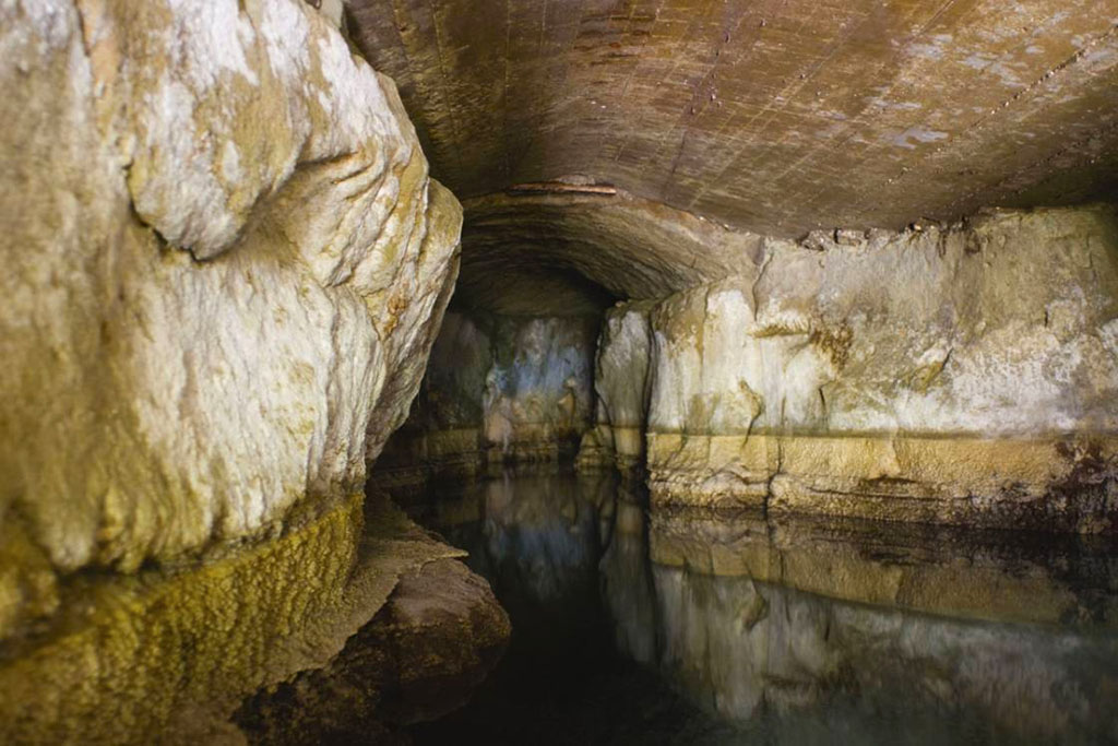 Il canyon di tufo delle Terme di Cavascura a Ischia